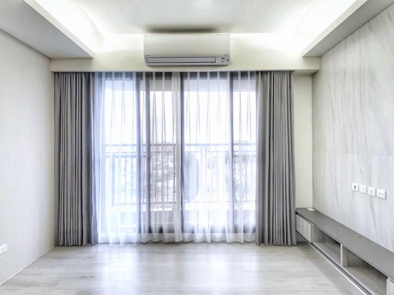 羅馬窗簾的優點就是樣式的選擇非常多樣，所以可以輕鬆配合其他北歐風格家具的設計