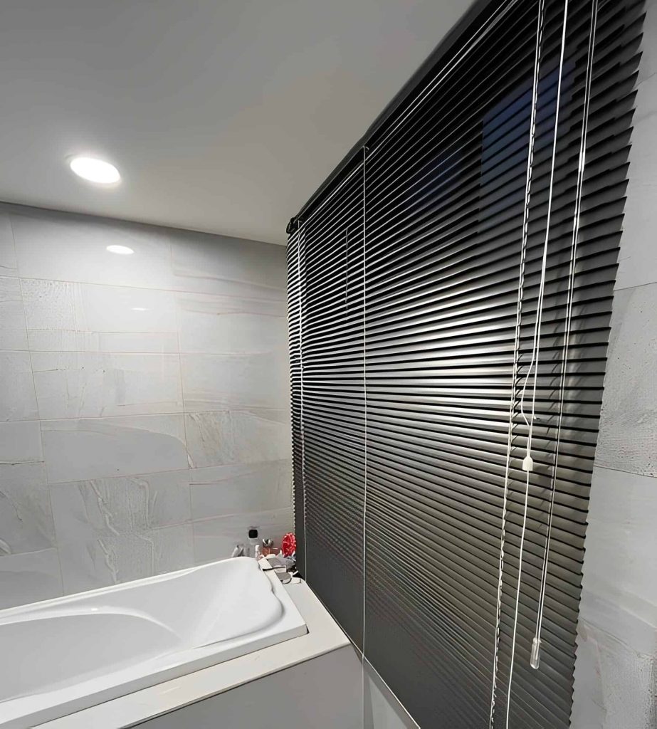浴室百葉窗簾開關不甚方便，但富有設計感的外觀而受到歡迎