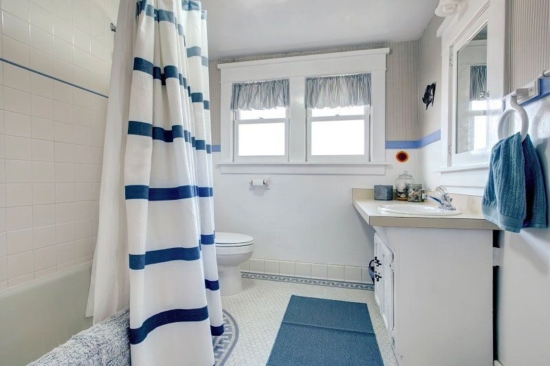 廁浴空間是最容易被遺漏未裝設窗簾的地方